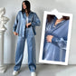 Ținută la modă din 2 piese cu cămașă strălucitoare și pantaloni largi cu talie înaltă