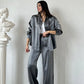 Ținută la modă din 2 piese cu cămașă strălucitoare și pantaloni largi cu talie înaltă