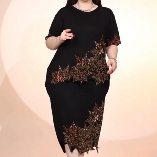 Rochie cu mâneci scurte și gât rotund, brodată cu flori